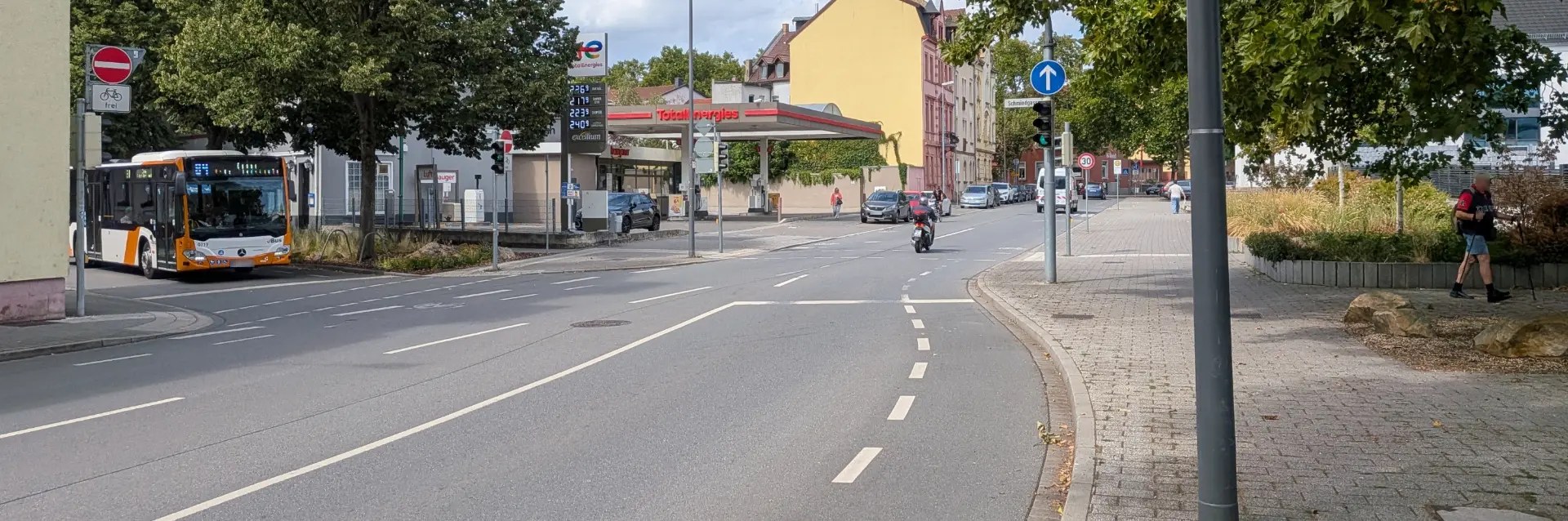Straße mit Schutzstreifen für den Radverkehr in Frankenthal
