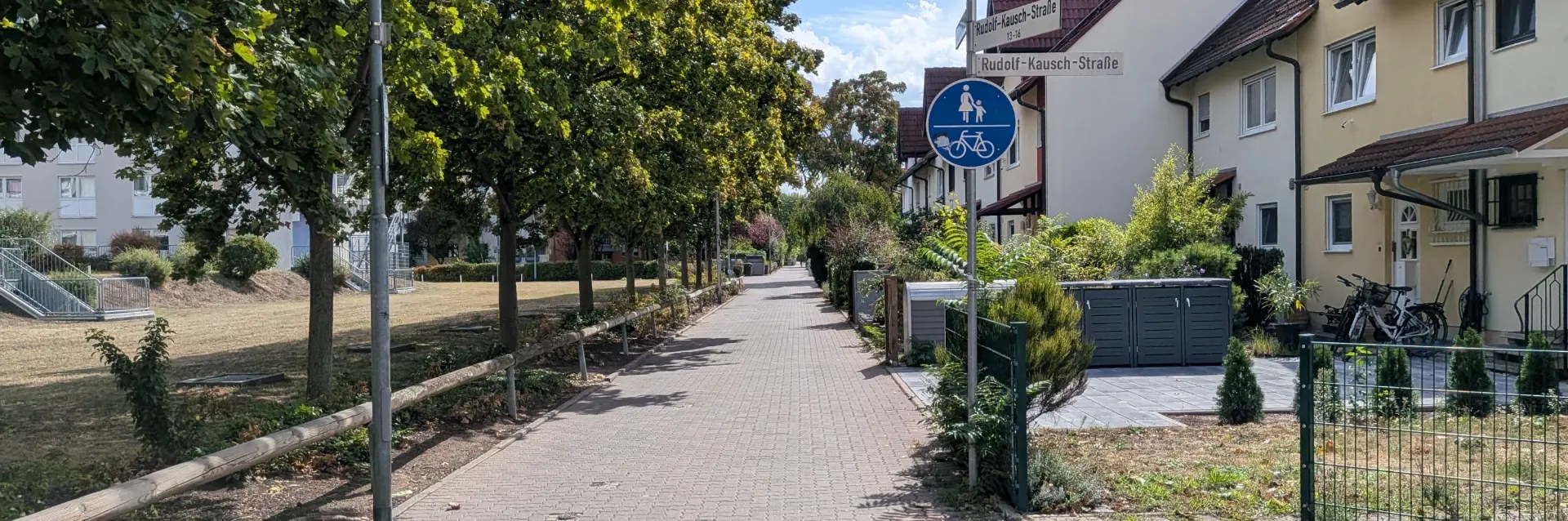 Gemeinsamer Geh- und Radweg in einem Wohngebiet in Frankenthal
