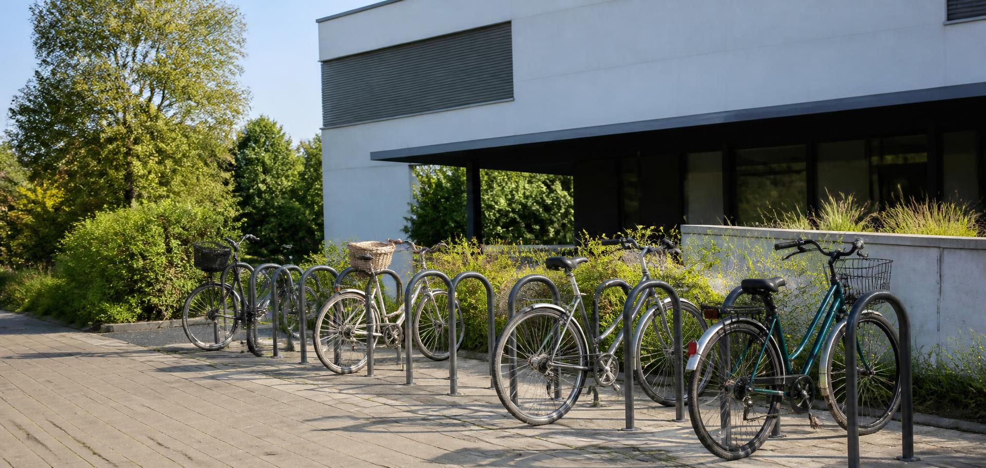 Fahrradabstellanlagen mit abgestellten Fahrrädern vor einem Gebäude